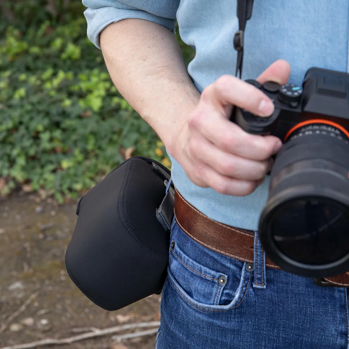 USA Gear Custodia Fotocamera (Grande) per Reflex SLR di Medie Dimensioni Compatibile con Sony A7 V, Nikon Z 6III e Altre - Custodia DSLR in Neoprene Imbottito con Tasca zip e Passante Cintura (Nero)