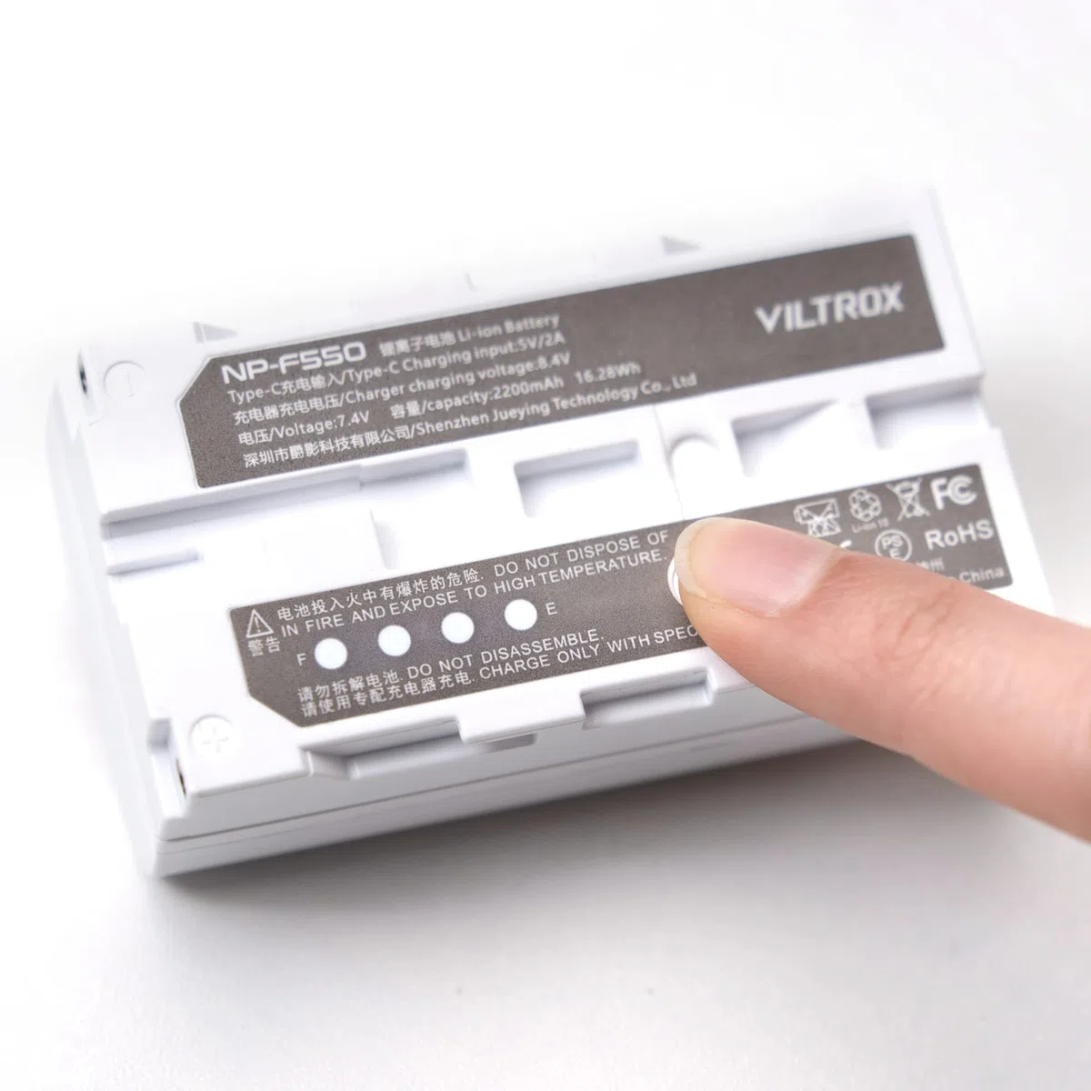 VILTROX Confezione da 2 batterie NP-F550 da 2200 mAh, ricambio per Sony NP-F970 F960 F950 F770 F750 F570 F550, compatibile Godbox Neewee LED Light, monitor (porta di ingresso USB di tipo C)