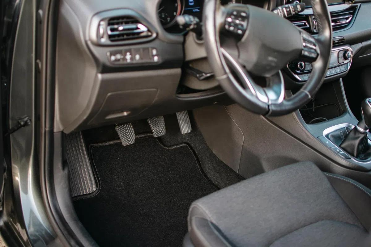 Tappetini auto in velluto su misura, compatibili con Audi Q8 (2020-). Qualità: base – vestibilità precisa, antiscivolo, motivo erboso, 2 pezzi, colore nero