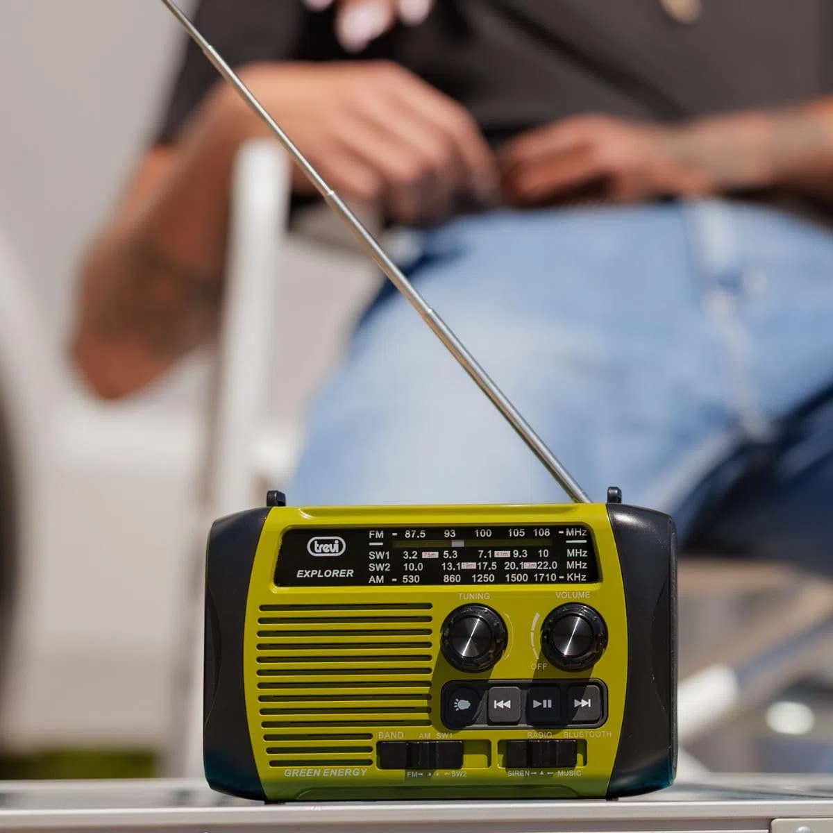 Trevi RA 7F30 BT Radio Portatile Multibanda FM/AM/SW con Lettore MP3 Wireless, Funzione Power Bank e Torcia LED, Ricarica Solare, a Dinamo o USB-C, Ideale per Emergenze, Campeggio, Viaggi, Verde