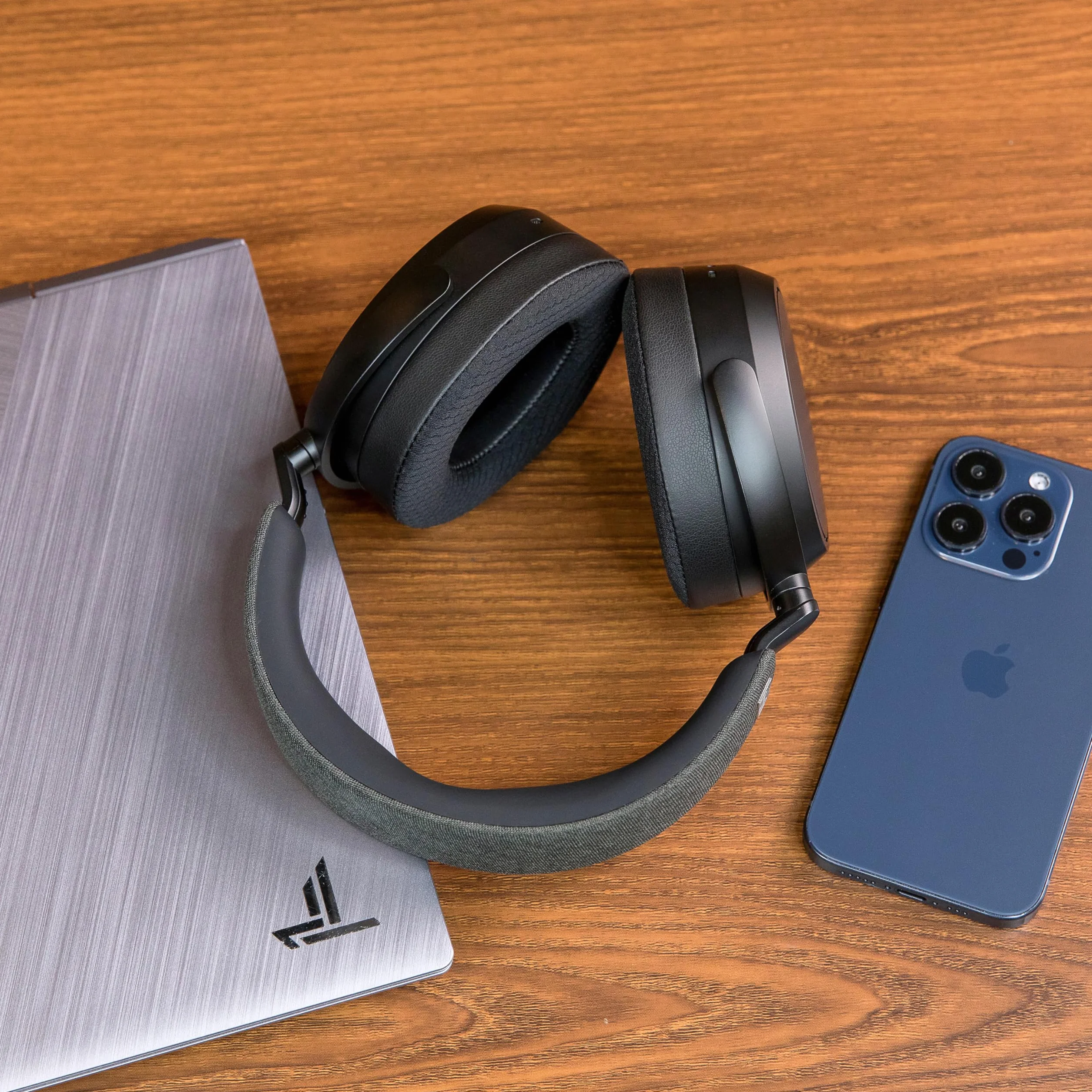 WC FreeZe Momentum 4 - Cuscinetti auricolari in gel rinfrescante per cuffie wireless over-ear Sennheiser Momentum 4 di Wicked Cushions - Aumentano il comfort e lo spessore| Black