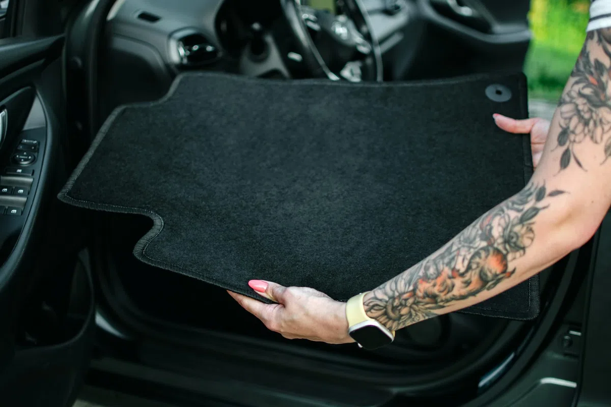 Tappetini auto in velluto su misura, compatibili con Audi Q8 (2020-). Qualità: base – vestibilità precisa, antiscivolo, motivo erboso, 2 pezzi, colore nero