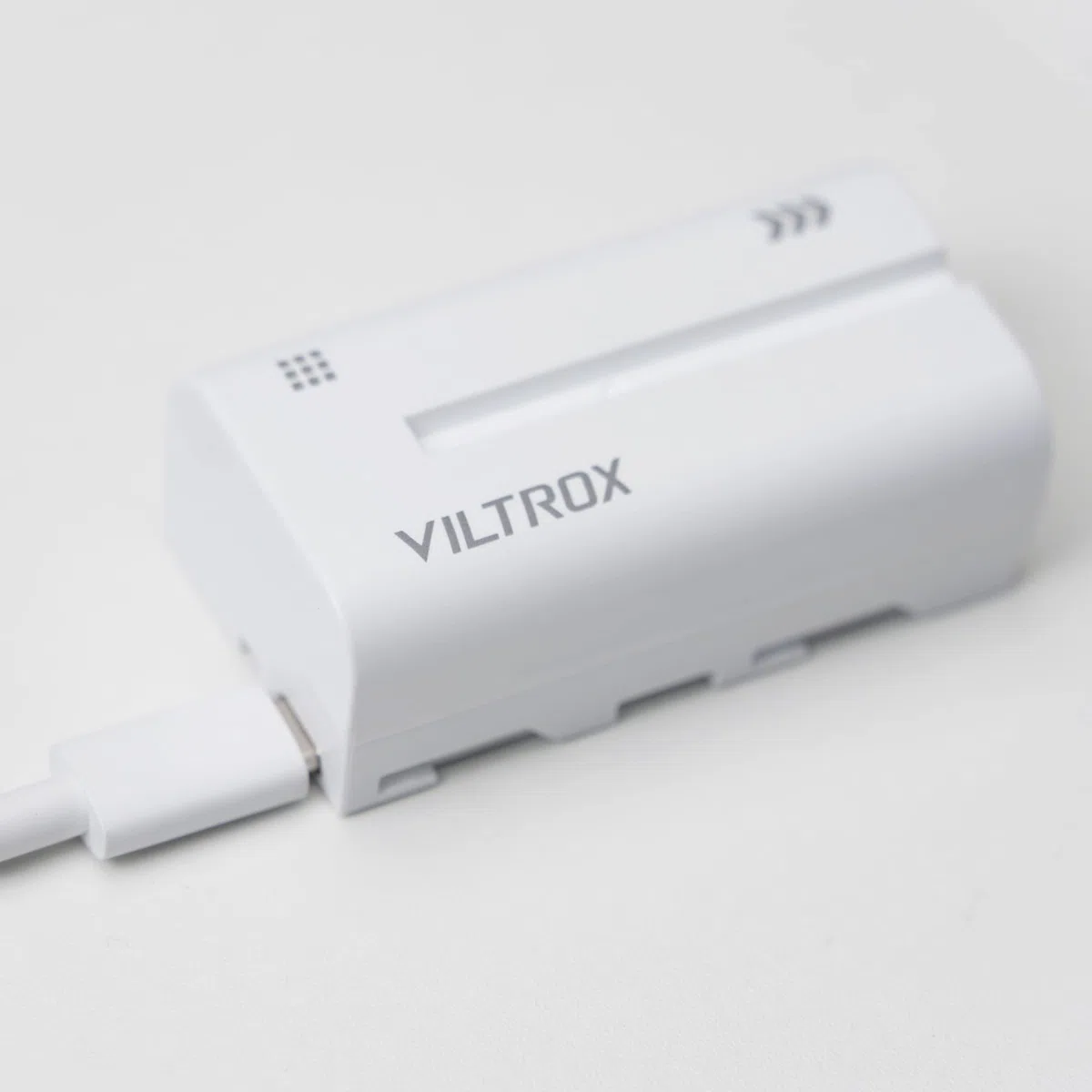 VILTROX Confezione da 2 batterie NP-F550 da 2200 mAh, ricambio per Sony NP-F970 F960 F950 F770 F750 F570 F550, compatibile Godbox Neewee LED Light, monitor (porta di ingresso USB di tipo C)
