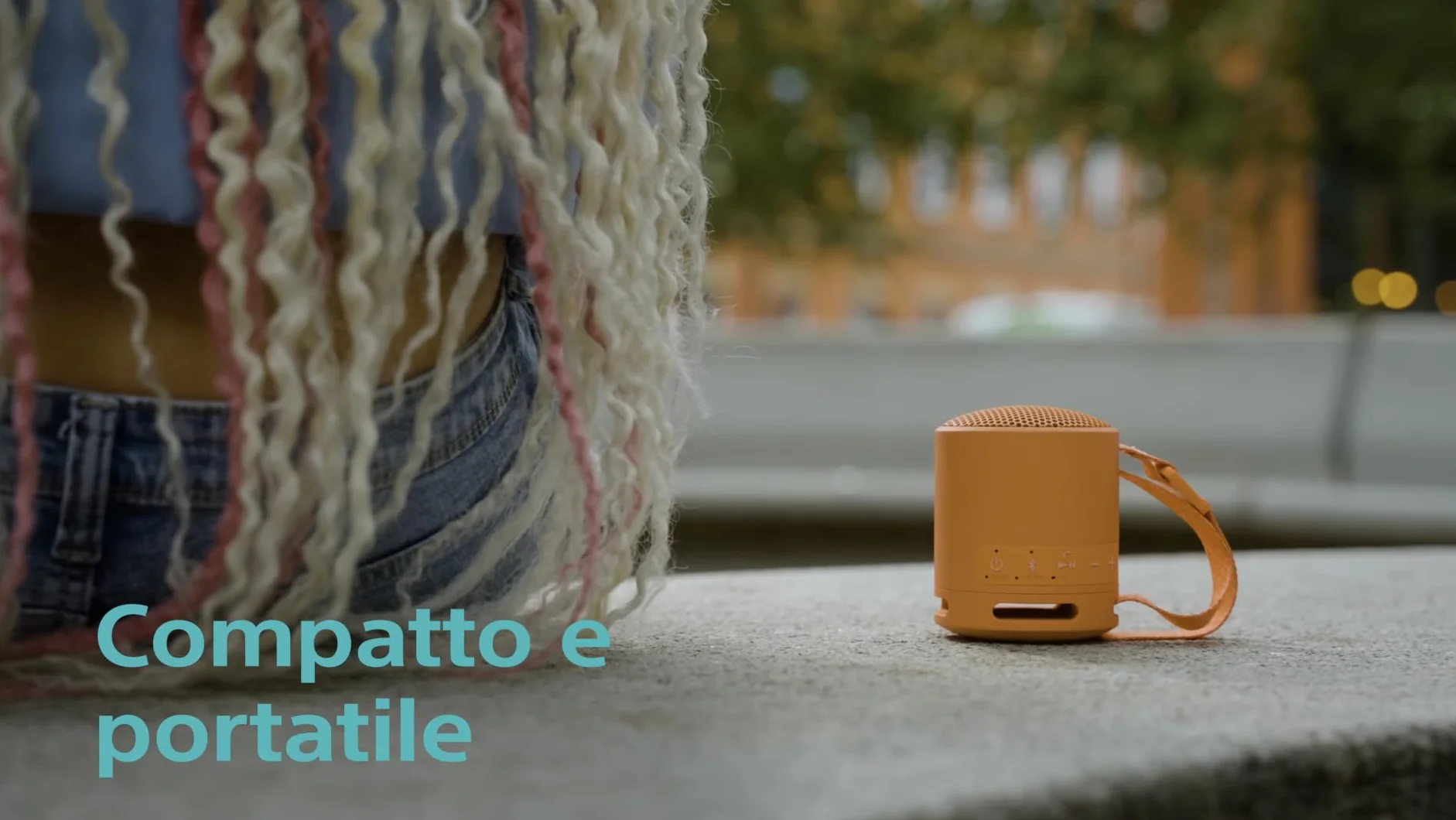 Sony SRS-XB100 - Speaker Wireless Bluetooth, Portatile, Leggero, Compatto, da Esterno, da Viaggio, IP67 Resistente Acqua e Polvere, Cinturino Versatile, Chiamate in Vivavoce - Nero