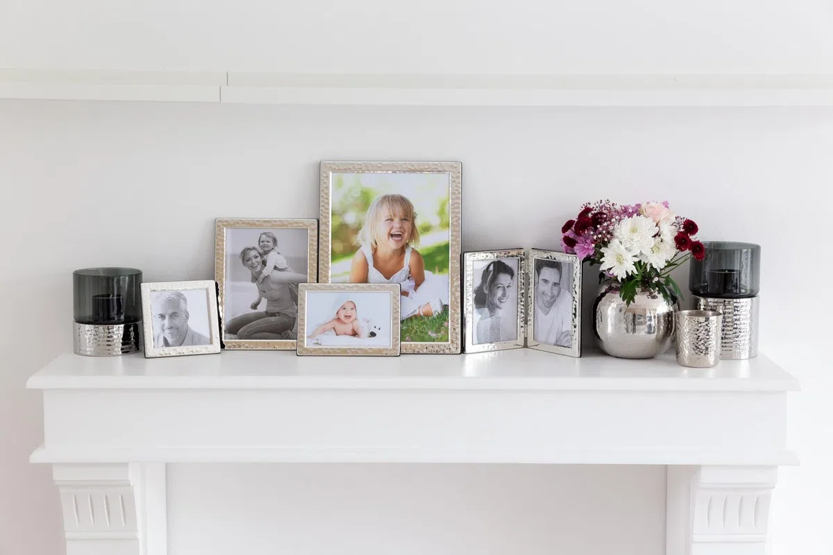 EDZARD Cornice portafoto Pavia (15 x 20 cm), placcata in argento, con 2 ganci, effetto martellato, cornice in argento in formato verticale e orizzontale