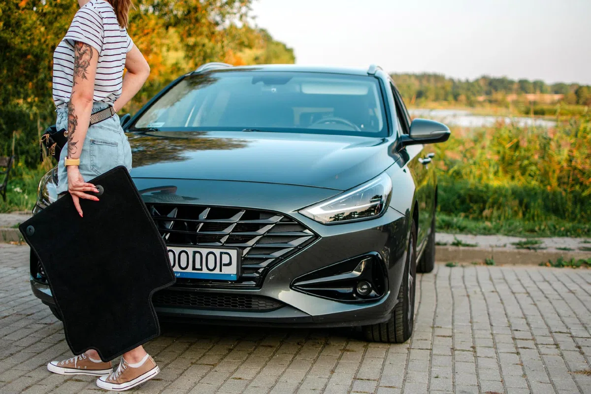 Tappetini auto in velluto su misura, compatibili con Audi Q8 (2020-). Qualità: base – vestibilità precisa, antiscivolo, motivo erboso, 2 pezzi, colore nero