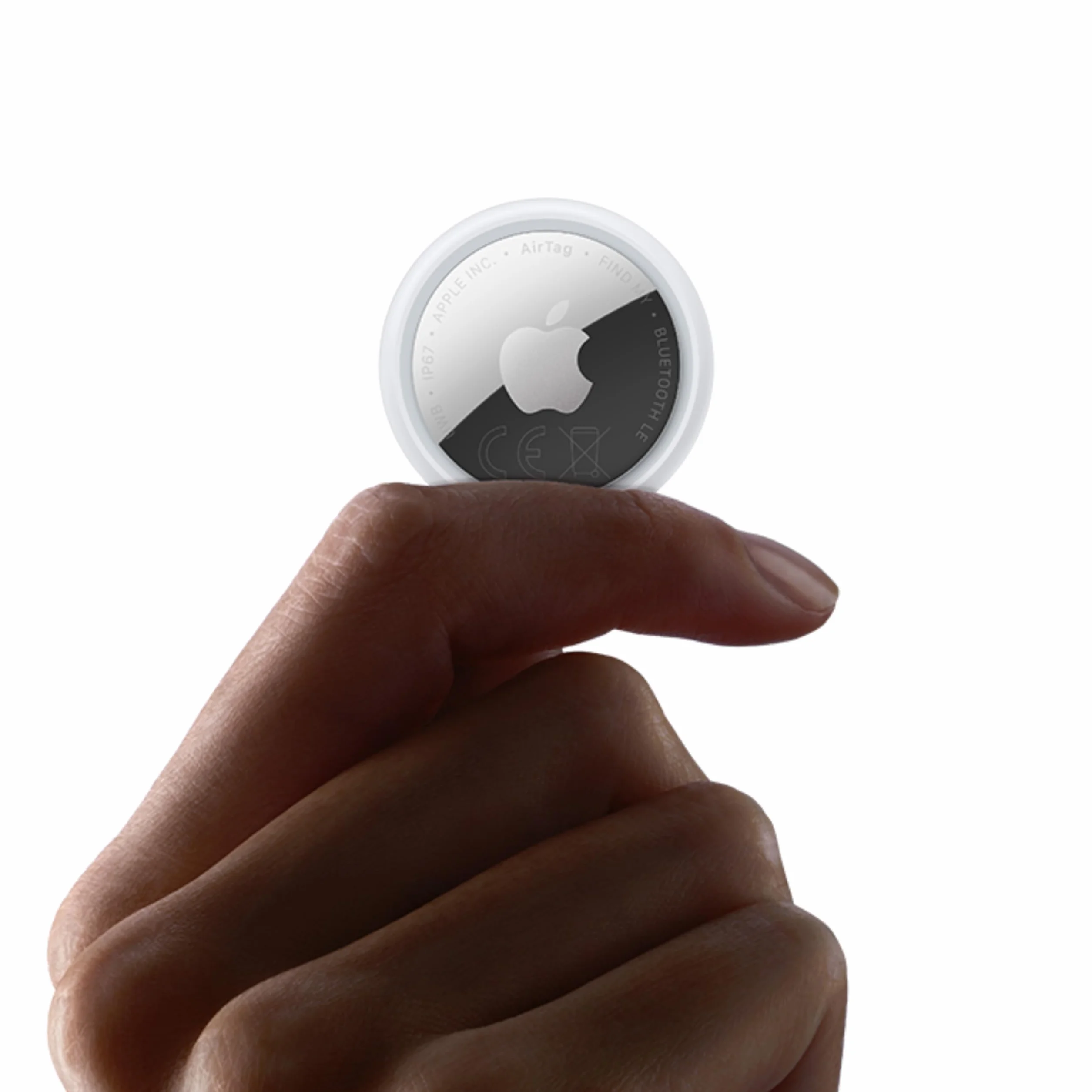 Apple AirTag (seconda generazione): utile per localizzare portachiavi, portafogli e molto altro; funziona emettendo un suono; si configura con un semplice tap da iPhone o iPad