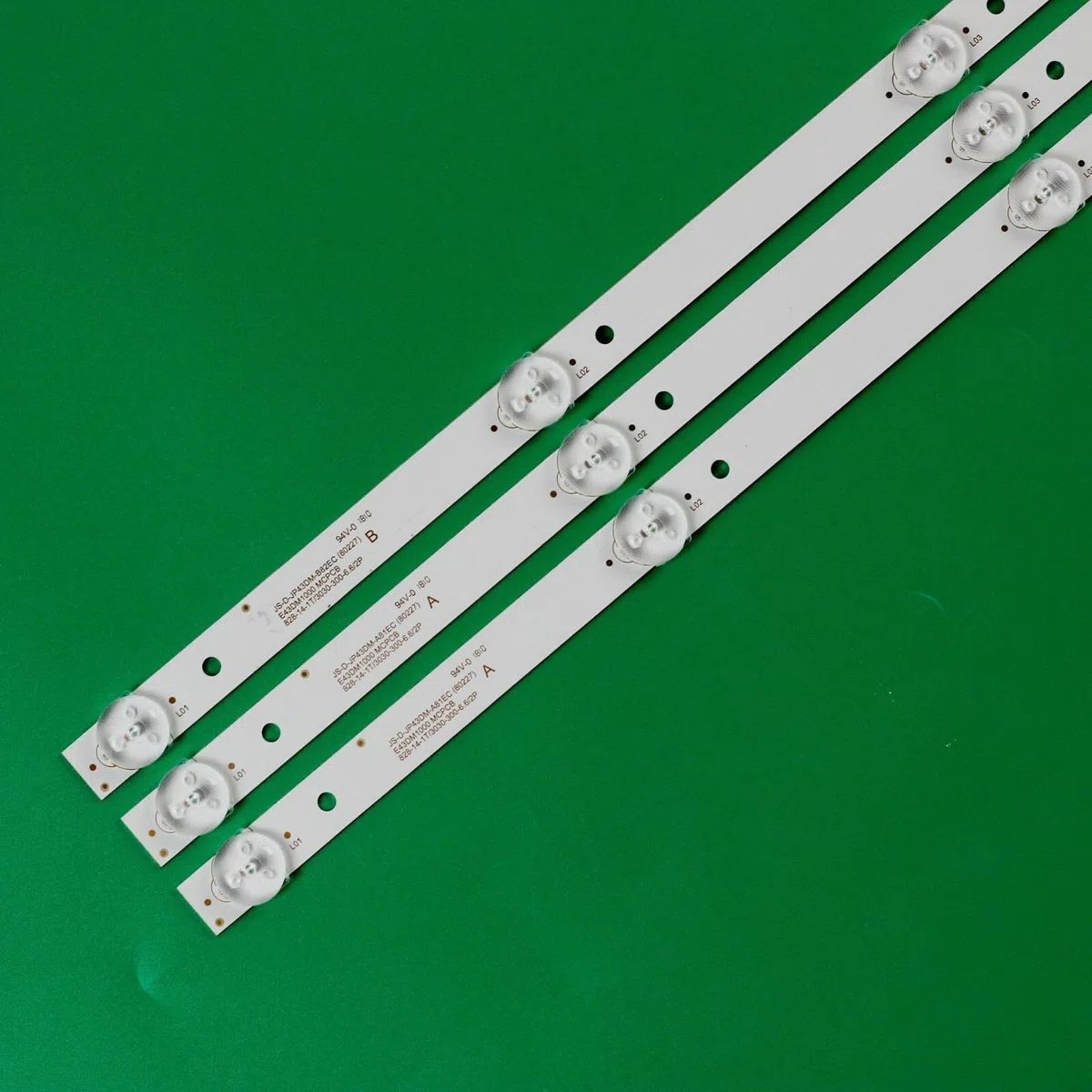 Generico Kit 3 barre LED RETROILLUMINAZIONE compatibili con TV AKAI JS-D-JP43DM-A81EC/B81EC/B82EC E43DM1000 825mm - ricambio premium con biadesivo
