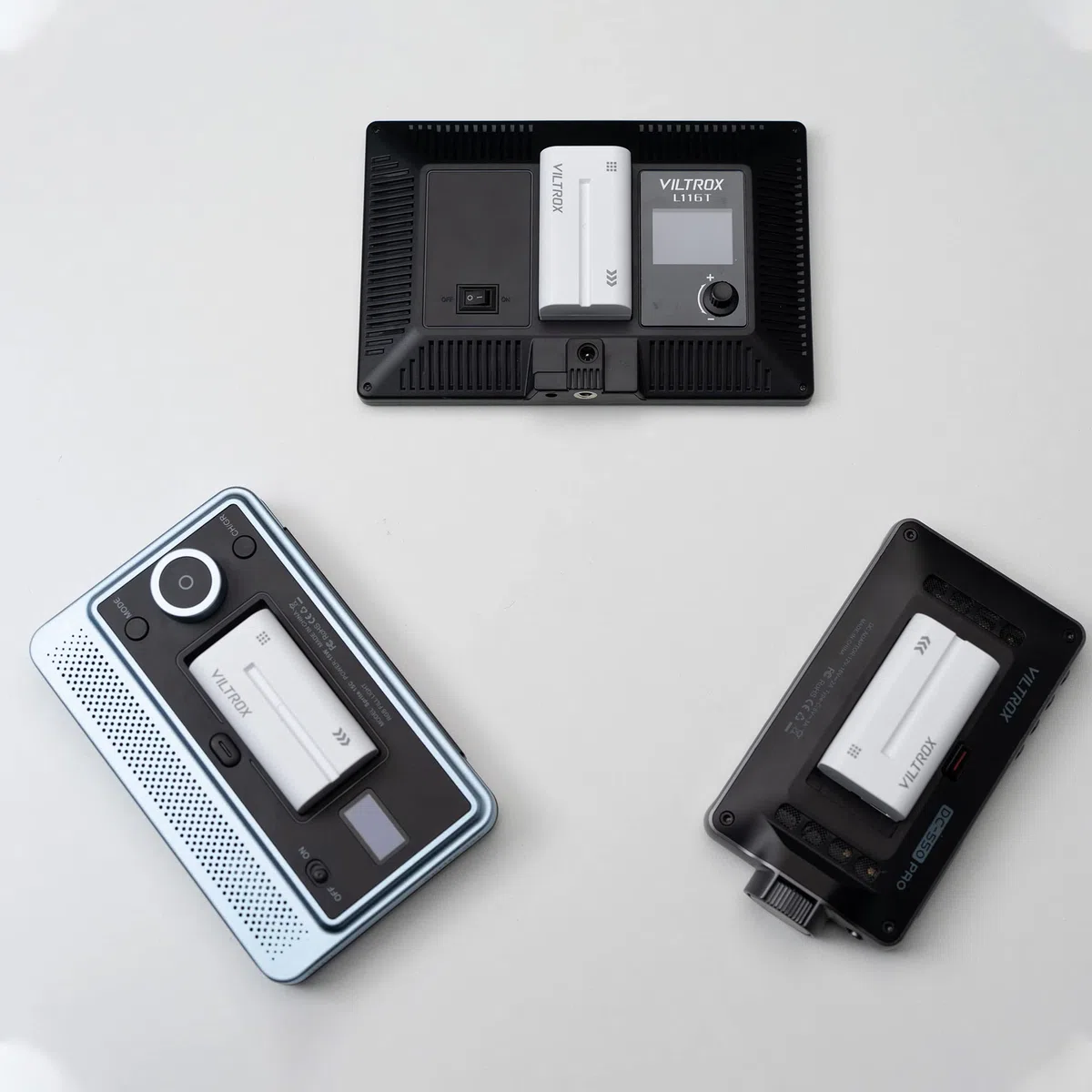 VILTROX Confezione da 2 batterie NP-F550 da 2200 mAh, ricambio per Sony NP-F970 F960 F950 F770 F750 F570 F550, compatibile Godbox Neewee LED Light, monitor (porta di ingresso USB di tipo C)