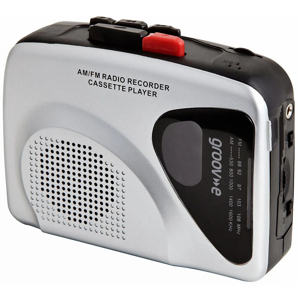 Groov-e - Lettore di cassette e registratore portatile con altoparlante e microfono integrati, radio AM/FM, jack per cuffie da 3,5 mm e auricolari inclusi, colore: Nero/Argento